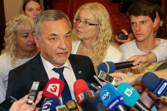 Депутатите от НФСБ даряват половината си заплата